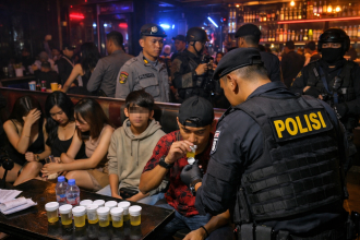 Aparat kepolisian melakukan operasi penertiban terhadap sejumlah tempat hiburan malam (THM) yang masih beroperasi selama bulan Ramadan di wilayah Kota Bogor, Jawa Barat. Kegiatan tersebut dilakukan sebagai bagian dari upaya menjaga ketertiban masyarakat serta memastikan situasi tetap kondusif selama bulan suci.