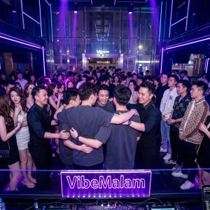 kaos polos lebih keren