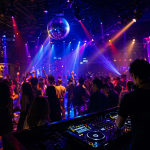 Ketahui arti dan istilah kata kata di dunia gemerlap, dari dugem, clubbing, DJ, hingga bahasa gaul populer yang sering muncul di kehidupan malam.