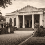 Pada masa kolonial, Batavia—yang kini dikenal sebagai Jakarta—bukan hanya pusat perdagangan, tetapi juga panggung kehidupan sosial bagi kaum elite Eropa. Di tengah kesibukan pelabuhan dan aktivitas ekonomi, terdapat ruang-ruang eksklusif yang menjadi simbol status dan gaya hidup kelas atas.